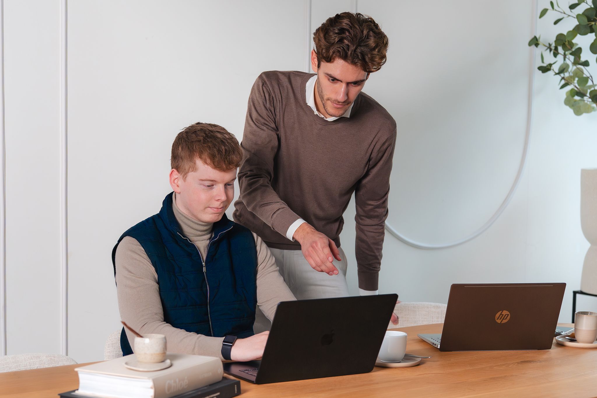 Twee medewerkers van Clerix bekijken samen de cijfers van een website