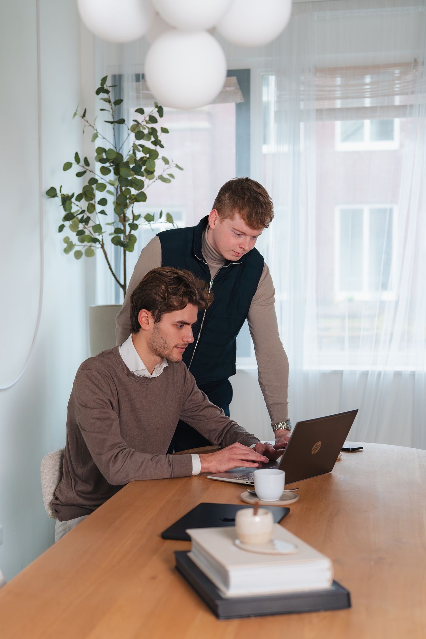 Twee medewerkers van Clerix aan het werk achter hun laptops